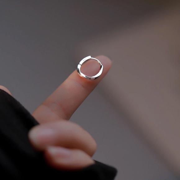 Sterling Silver 'Casia' Twist Hoop Minimalist Earring - Picture 2 of 6